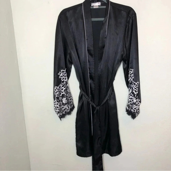 Jones New York Black Silky Robe with Eyelash Lace Sleeves Medium - Picture 1 of 6